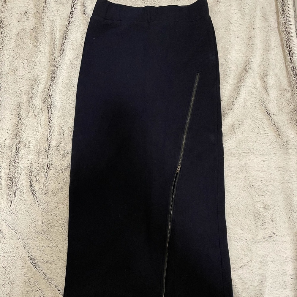 Long fitted skirt with zipper design